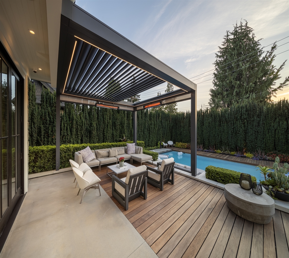 Pratic Brera Series with integrated perimeter LED Line lighting and Screens