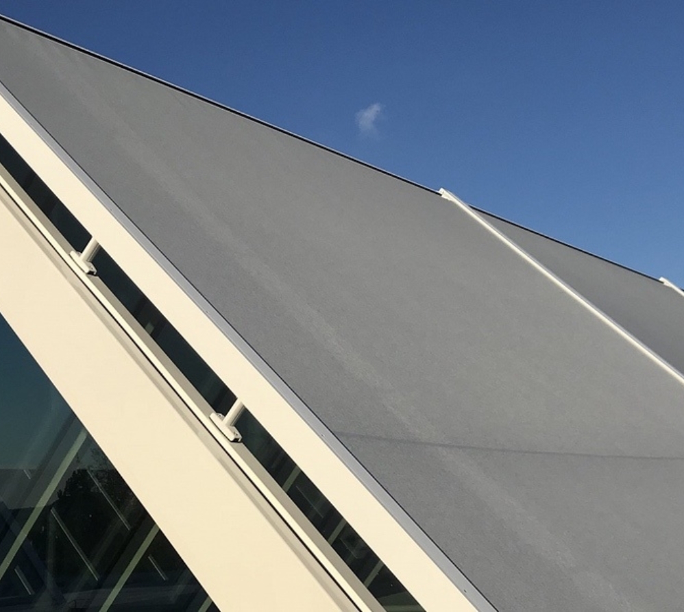 horizontal screen for a skylight window for sun protection horizontal screen for a skylight window for sun protection