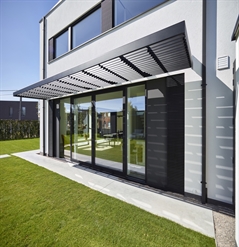 horizontal brise-soleil Sunclips on the outside of a home above the patio doors