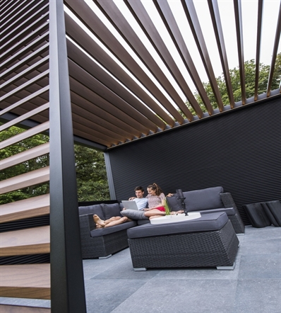 black horizontal aluminum cladding enclosing the a pergola on one side for privacy