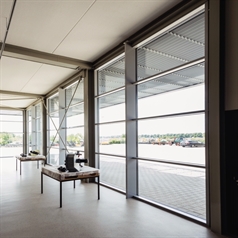 Horizontal brise-soleil Sunclips shades the inside of a building