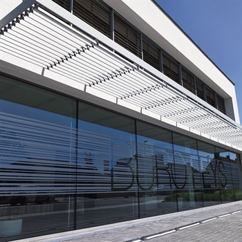 Horizontal brise-soleil Sunclips over store front glass façade