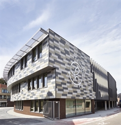 Horizontal brise-soleil Sunclips on roof top of commercial building