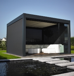 Black aluminum pergola enclosed on all sides with fixscreens 