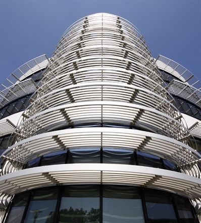 Horizontal brise-soleil Sunclips curved above glass façade building