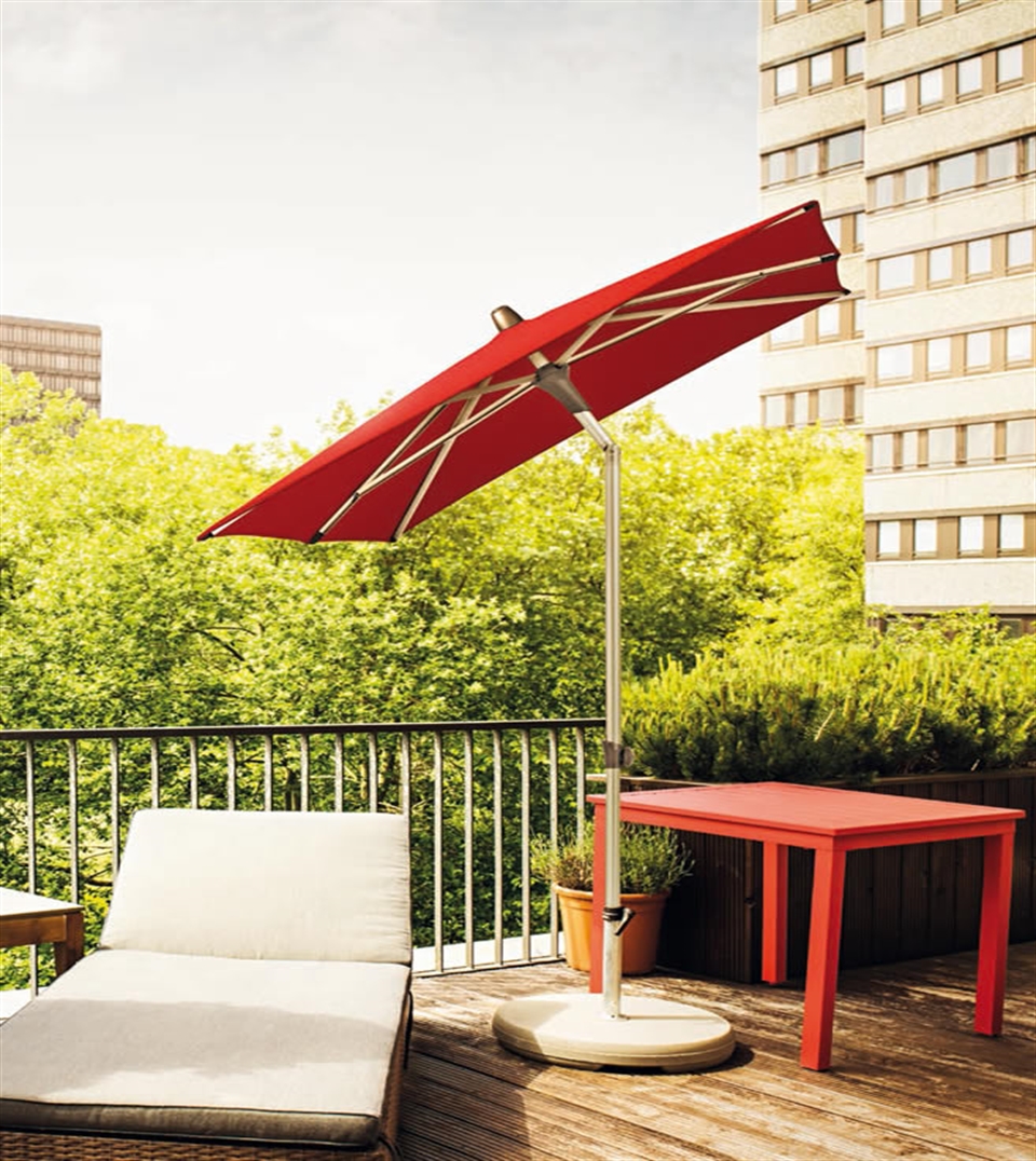 Close-up of the natural anodized aluminum frame and flexible rib ends of the Alu-Smart.