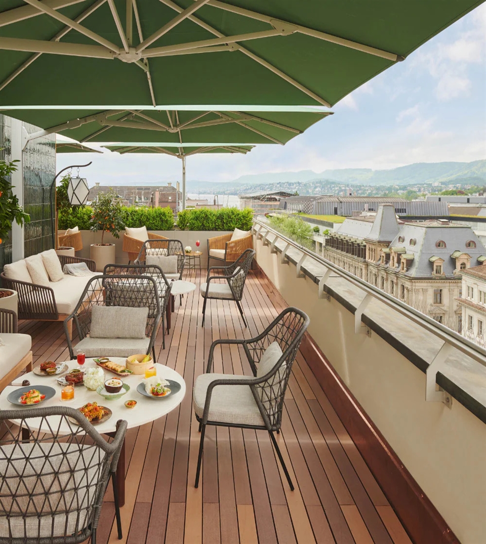 Detailed view of the Ambiente Nova’s heavy-duty mast and Swiss gear system.