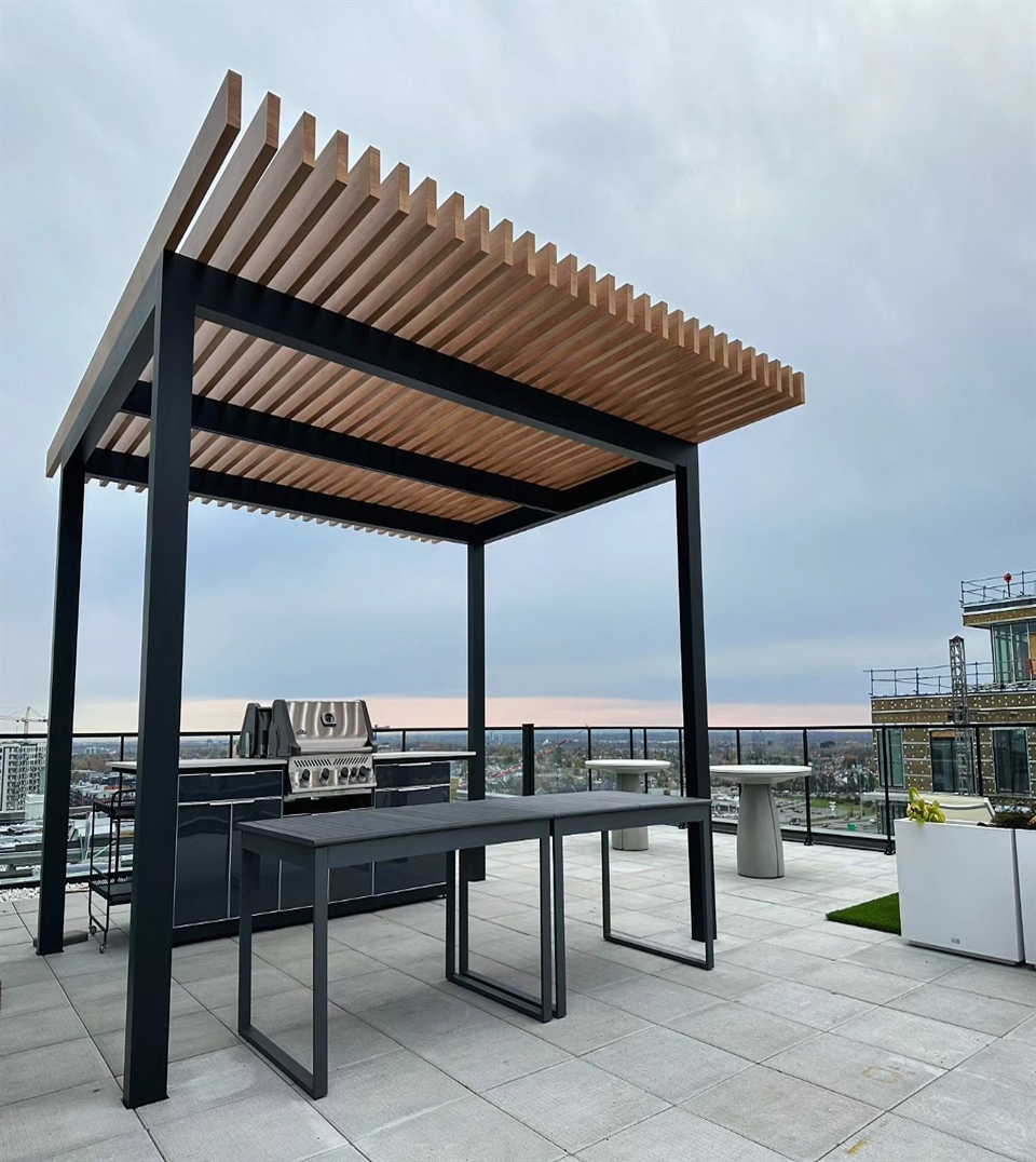 High rise installation of Cubrics Highrise aluminum trellis