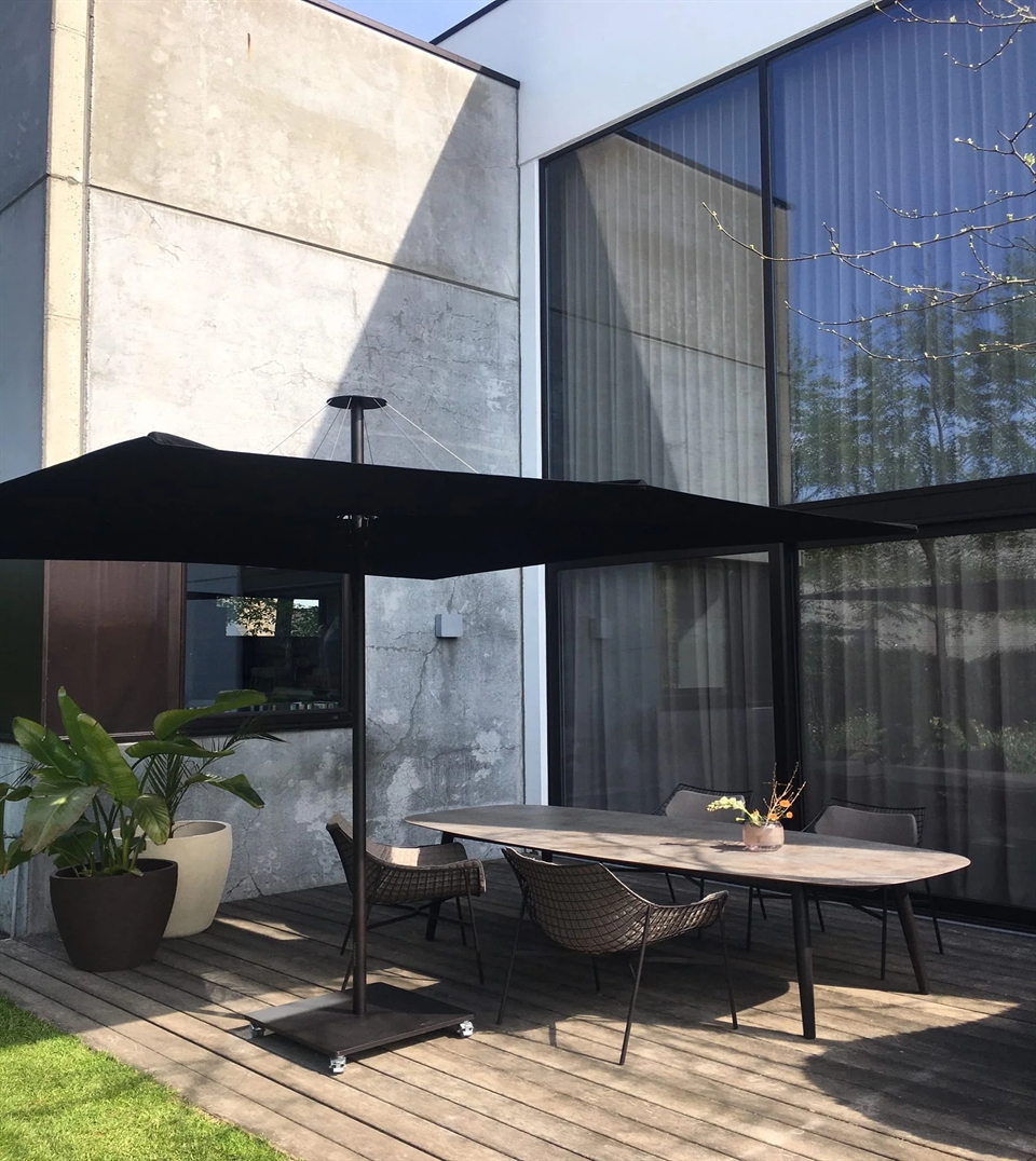 Umbrosa Infina UX architectural parasol in a modern residential backyard.