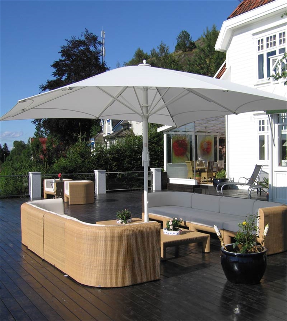 Large Bahama Jumbrella XL providing expansive shade at a private residence.