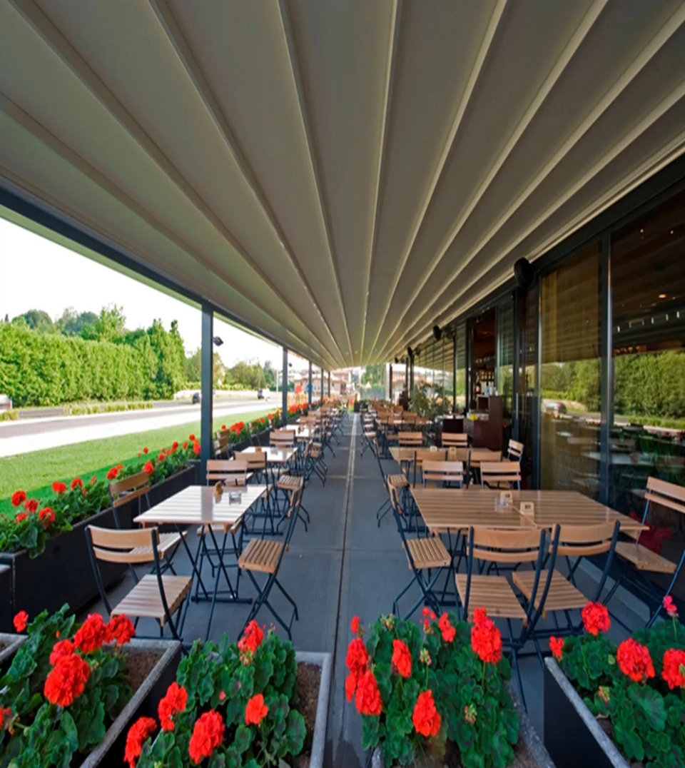 Waterproof Pratic Mito pergola with high-tension PVC roof extended over a lounge area.