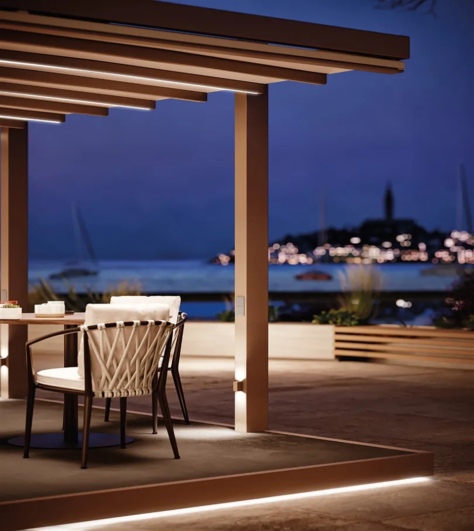 Minimalist Pratic Phoenix Free pergola installed on a modular deck platform.