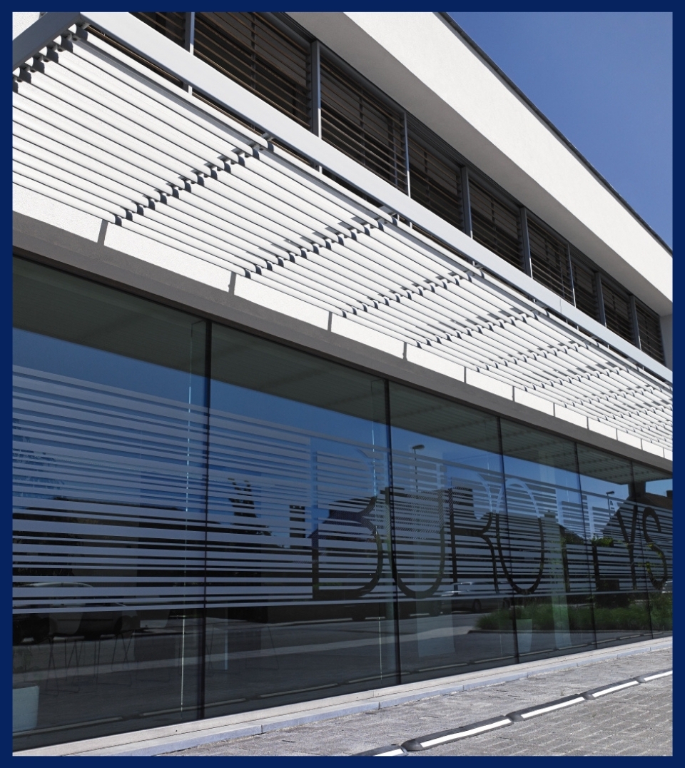 horizontal aluminum louvres for sunprotection attached to the exterior of an office building