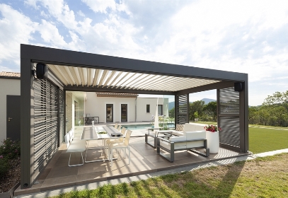 Motorized louvred roof with sliding louvered side screens
