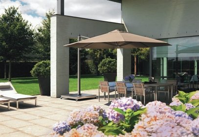 Wall-mounted Prostor P7 providing shade for a narrow urban terrace.