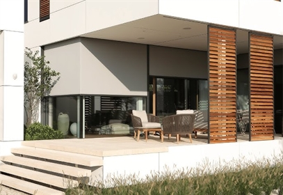 Modern glass-on-glass corner window protected by Renson Panovista Max.