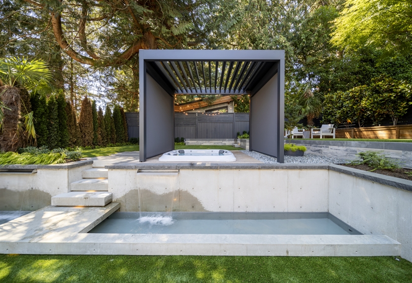 Louvered pergola in black covering a jacuzzi