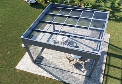 Full glass enclosure featuring the Protezioni Nesos roof