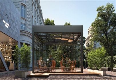 Protezioni Nesos retractable roof system covering a restaurant patio