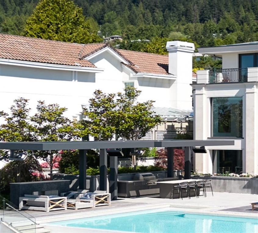 Renson Camargue louvered pergola poolside