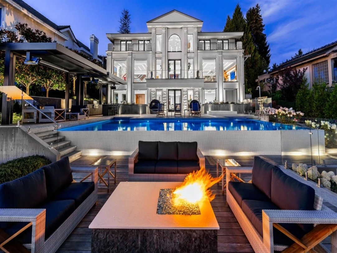 Poolside fire pit with Renson Camargue pergola