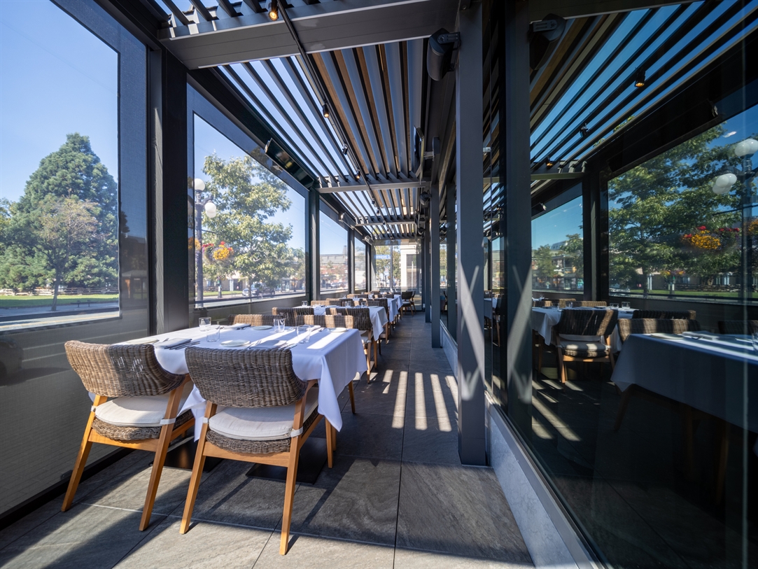 Modern outdoor restaurant design with pergolas Modern outdoor restaurant design with pergolas