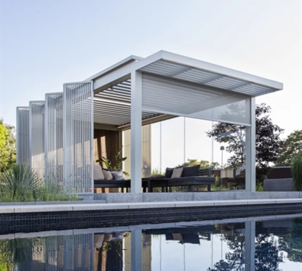 Renson Amani structure integrated with Fixscreen sun protection and Loggia privacy shutters 