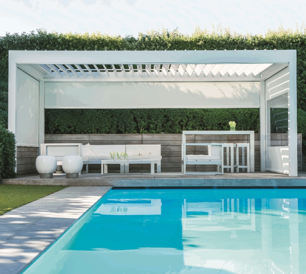 Renson Camargue louvred canopy with tilting louvres and integrated screens