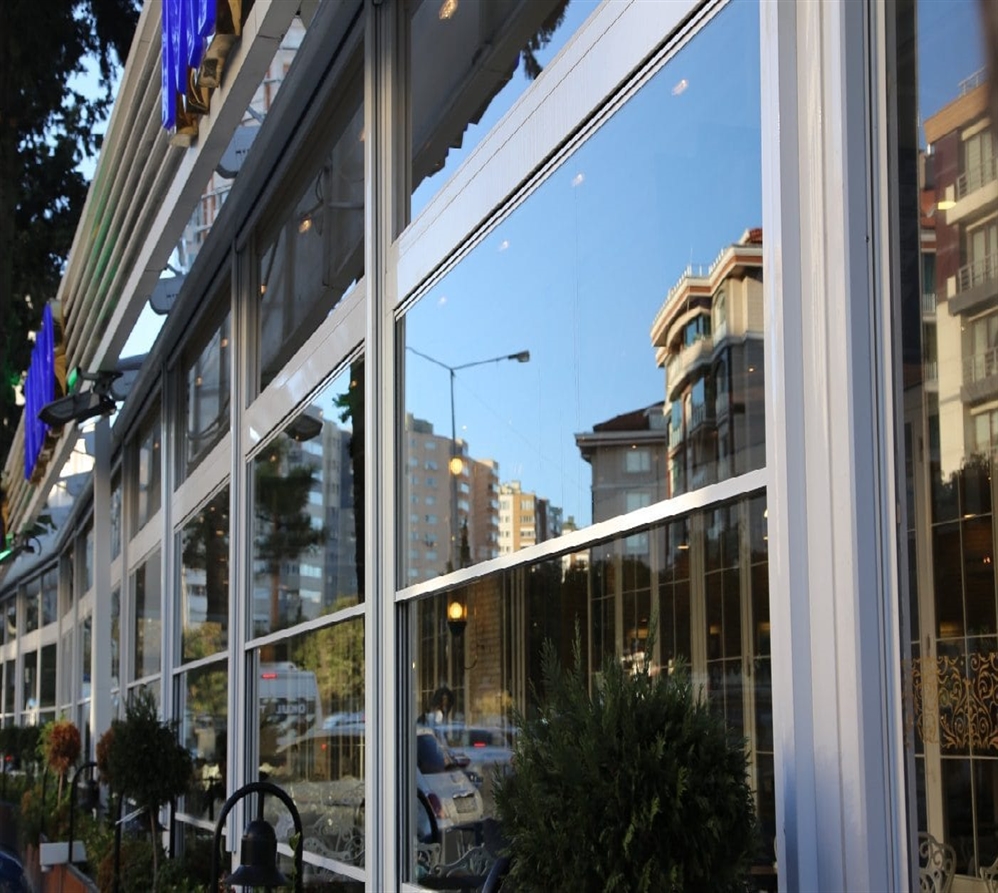 Slim 35mm profiles on a Miba High Low glass system providing an open view.