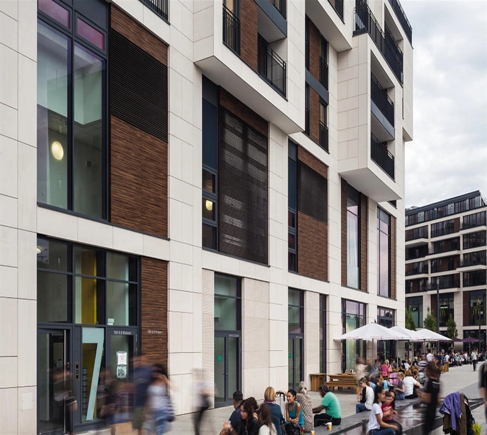 Renson Linius horizontal aluminum cladding on the facade of an apartment building.